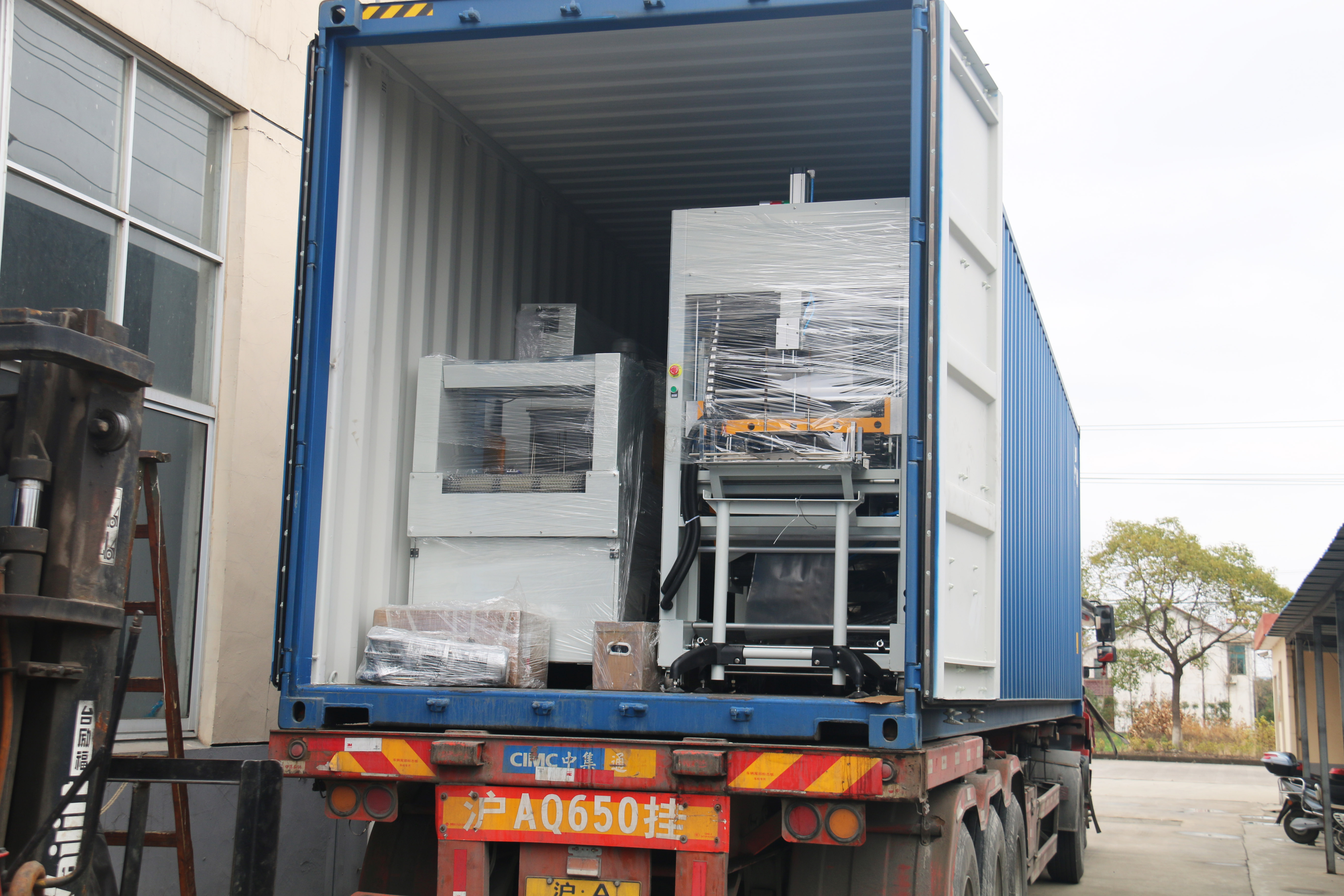 Loading two 40ft containers to Malaysia.our regular agent friends ordered